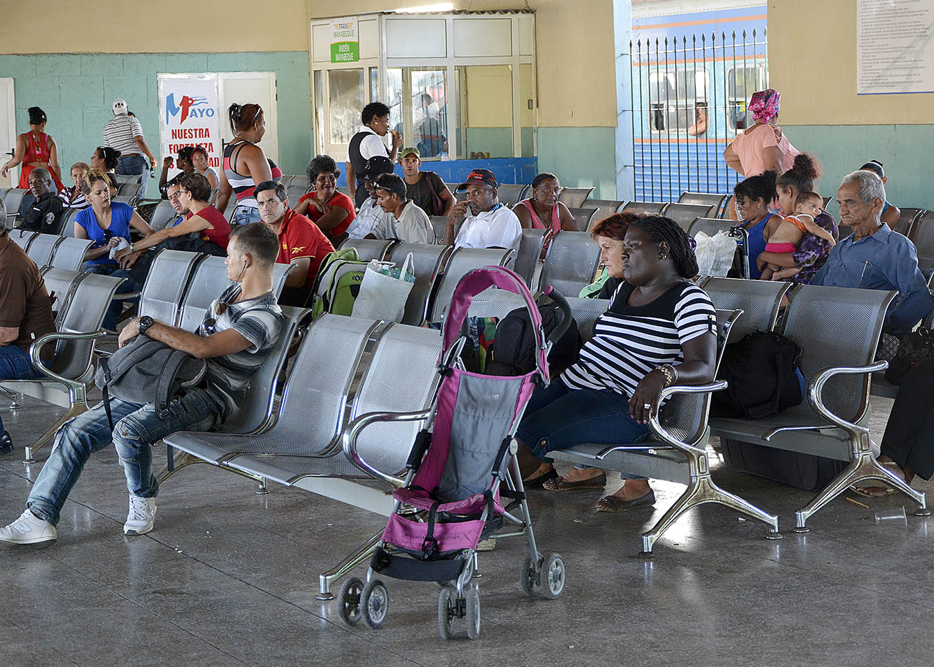 La estación de trenes, entre pasajeros, cajas y maletines. La estación de trenes, entre pasajeros, cajas y maletines.
