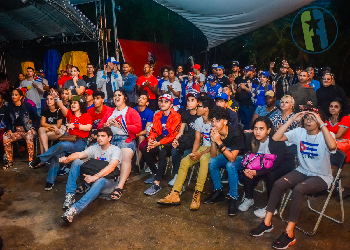 En el Vedado el público disfrutando del Clásico de Béisbol Cuba vs Estados Unidos En el Vedado el público disfrutando del Clásico de Béisbol Cuba vs Estados Unidos