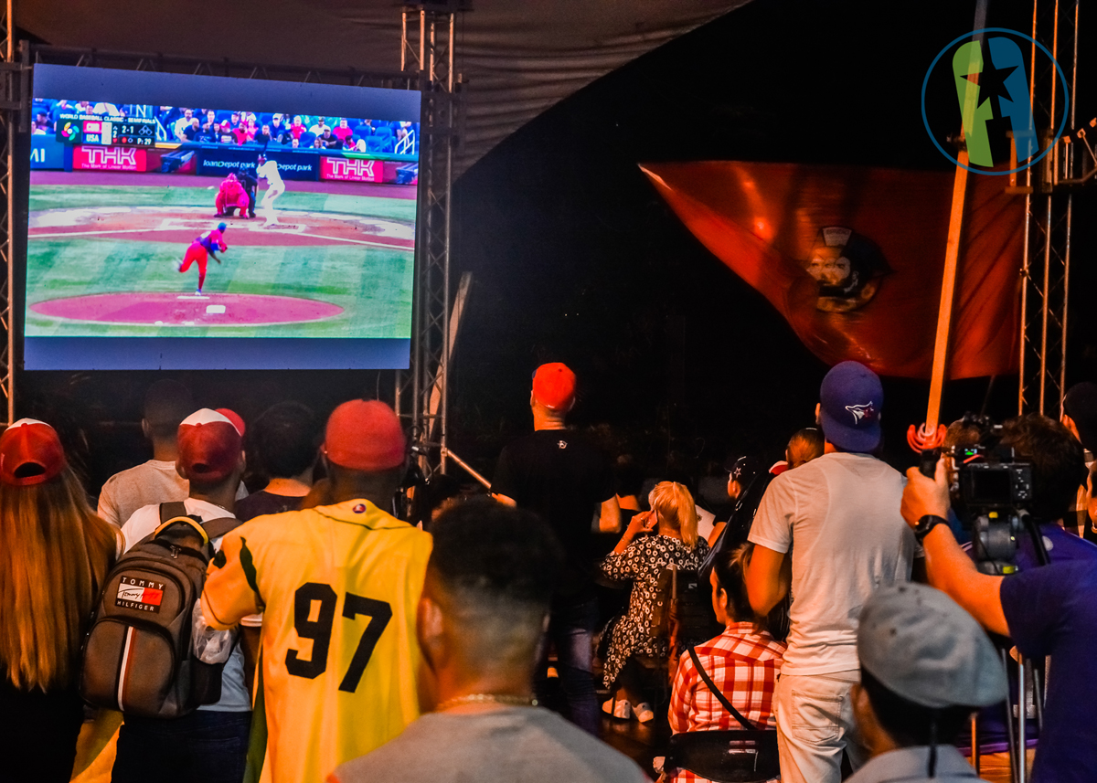 En el Vedado el público disfrutando del Clásico de Béisbol Cuba vs Estados Unidos En el Vedado el público disfrutando del Clásico de Béisbol Cuba vs Estados Unidos