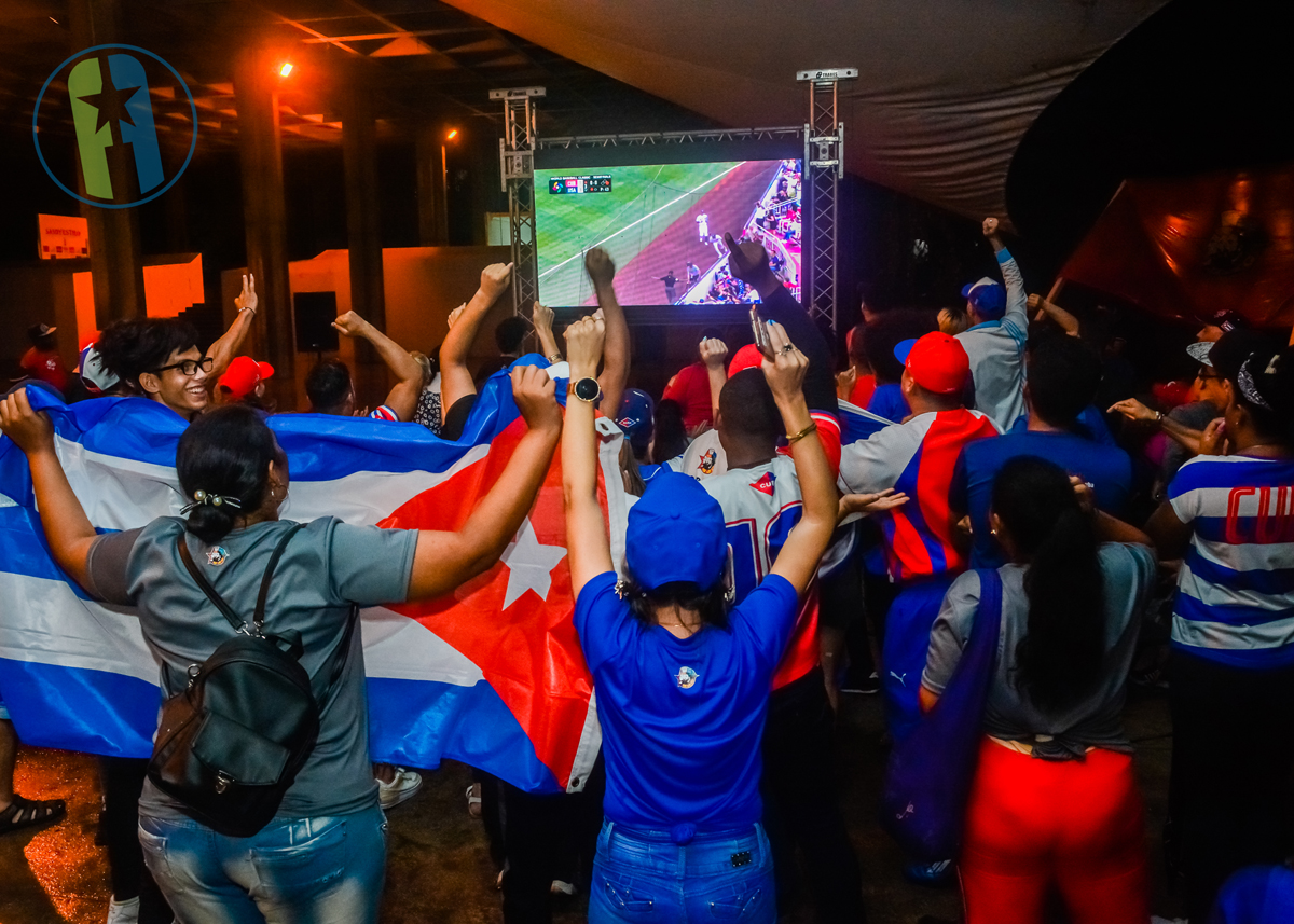 En el Vedado el público disfrutando del Clásico de Béisbol Cuba vs Estados Unidos En el Vedado el público disfrutando del Clásico de Béisbol Cuba vs Estados Unidos