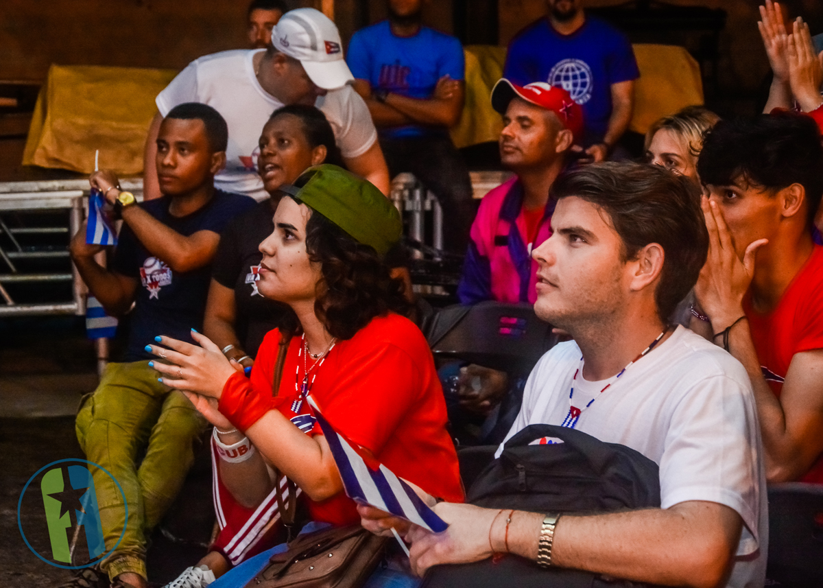En el Vedado el público disfrutando del Clásico de Béisbol Cuba vs Estados Unidos En el Vedado el público disfrutando del Clásico de Béisbol Cuba vs Estados Unidos