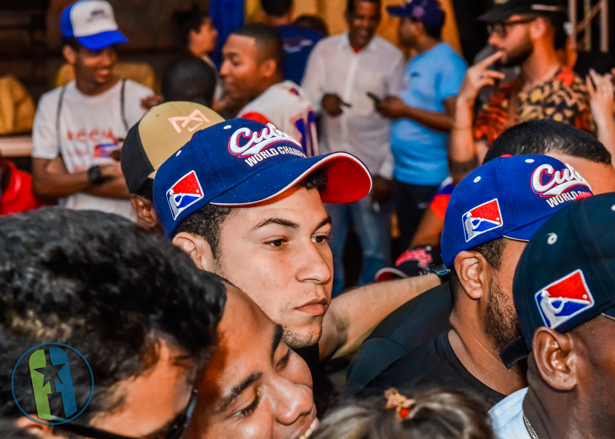 En el Vedado el público disfrutando del Clásico de Béisbol Cuba vs Estados Unidos En el Vedado el público disfrutando del Clásico de Béisbol Cuba vs Estados Unidos
