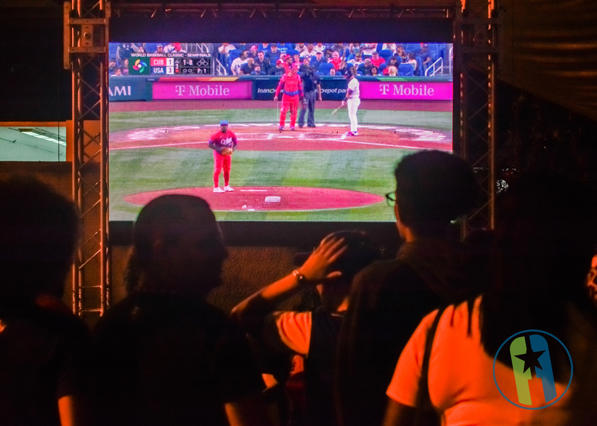 En el Vedado el público disfrutando del Clásico de Béisbol Cuba vs Estados Unidos En el Vedado el público disfrutando del Clásico de Béisbol Cuba vs Estados Unidos