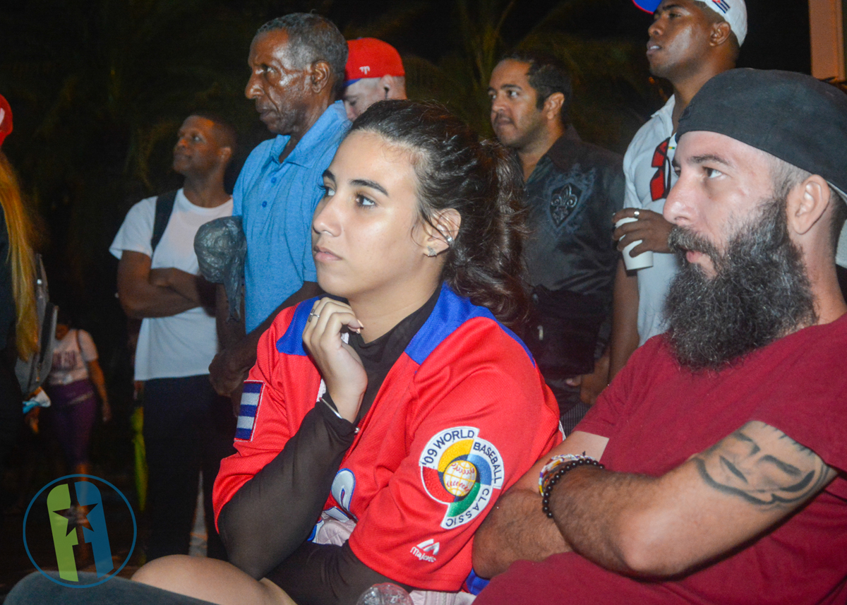 En el Vedado el público disfrutando del Clásico de Béisbol Cuba vs Estados Unidos En el Vedado el público disfrutando del Clásico de Béisbol Cuba vs Estados Unidos