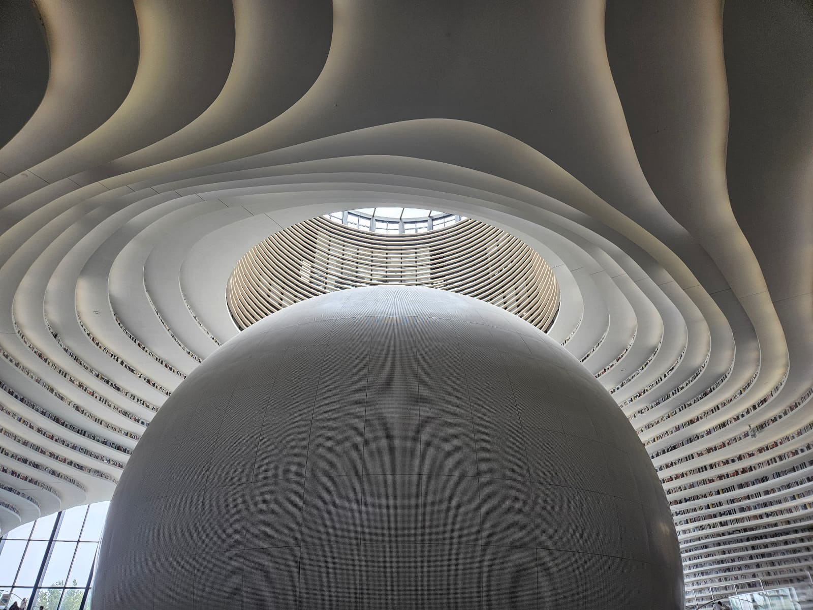 La biblioteca Tianjin Binhai, es uno de los diseños futuristas más reconocidos en China, por su capacidad de poder albergar 1,2 millones de libros.