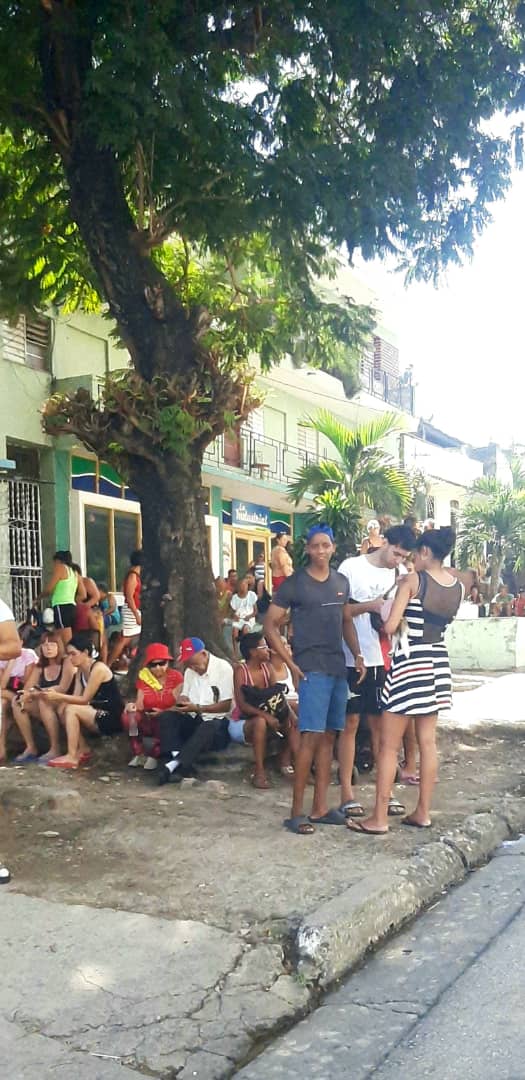 Vecinos del 12 plantas de Trocha sentados frente al edificio después de los dos grandes sismos de hoy Vecinos del 12 plantas de Trocha sentados frente al edificio después de los dos grandes sismos de hoy