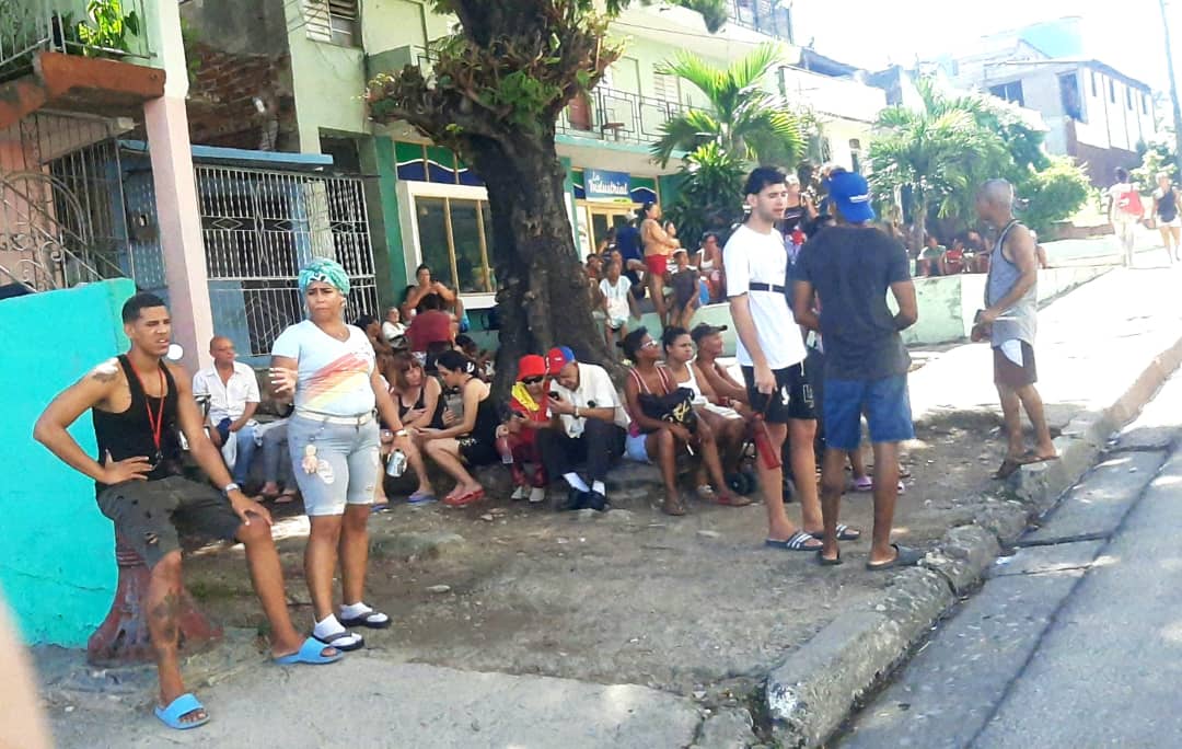 Vecinos del 12 plantas de Trocha sentados frente al edificio después de los dos grandes sismos de hoy Vecinos del 12 plantas de Trocha sentados frente al edificio después de los dos grandes sismos de hoy