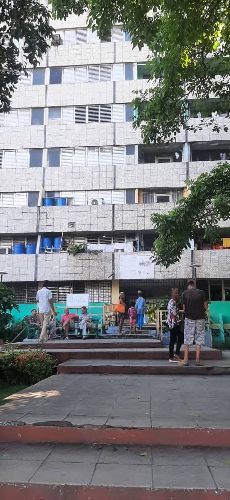 Vecinos de los 18 plantas de la avenida Victoriano Garzón frente a los edificios después del segundo evento sísmico Vecinos de los 18 plantas de la avenida Victoriano Garzón frente a los edificios después del segundo evento sísmico