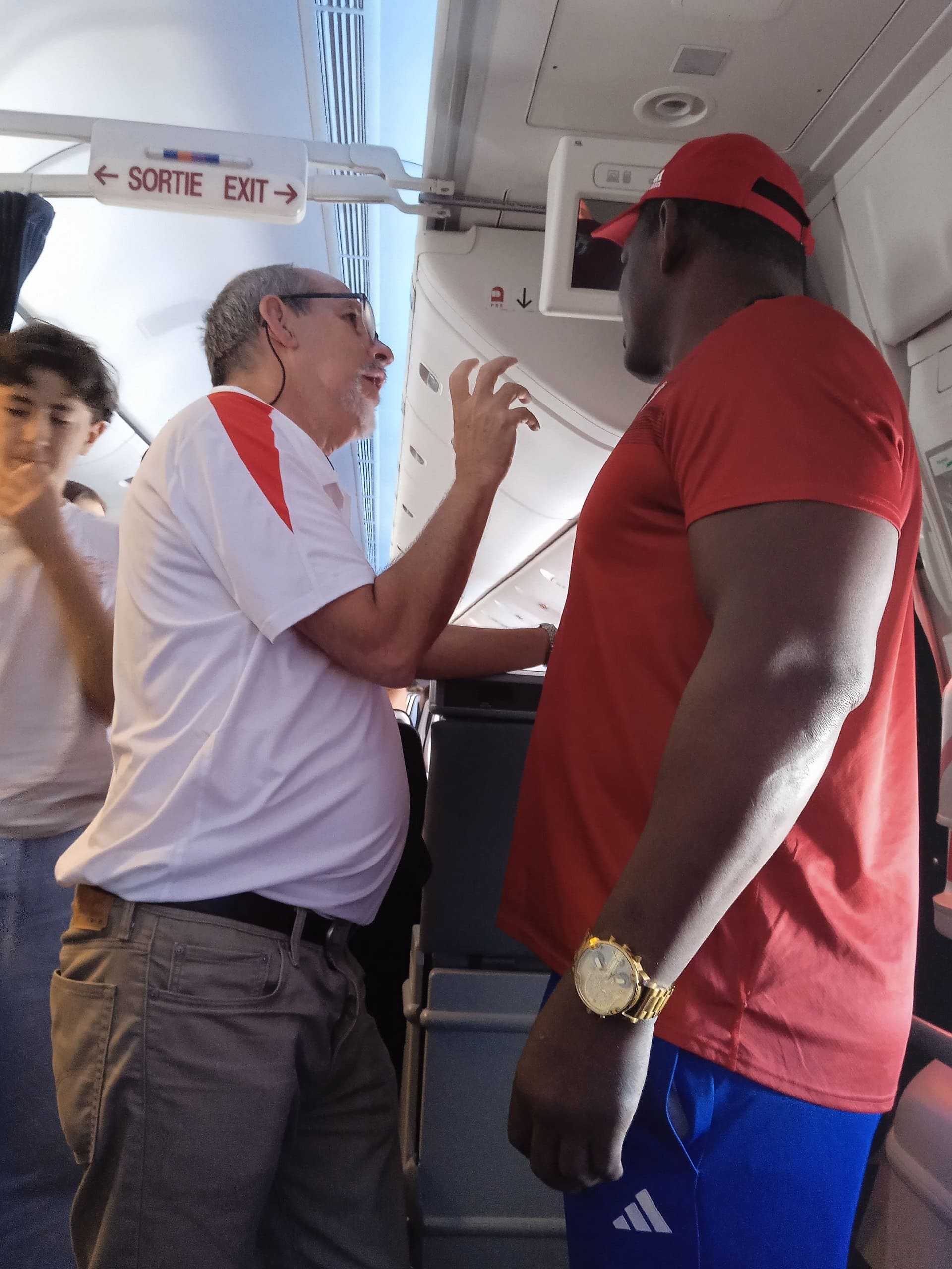El autor de esta crónica junto a Mijaín López en el vuelo de regreso a Cuba El autor de esta crónica junto a Mijaín López en el vuelo de regreso a Cuba