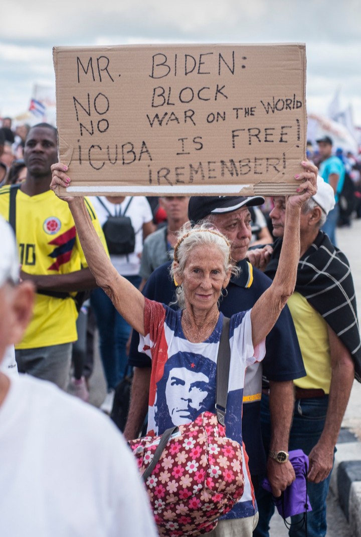 Muchas voces y una misma consigna ¡Abajo el bloqueo! Muchas voces y una misma consigna ¡Abajo el bloqueo!