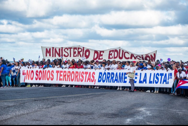 Muchas voces y una misma consigna ¡Abajo el bloqueo! Muchas voces y una misma consigna ¡Abajo el bloqueo!