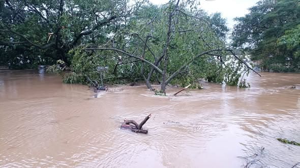 Río Bayamo fuera de su cause.