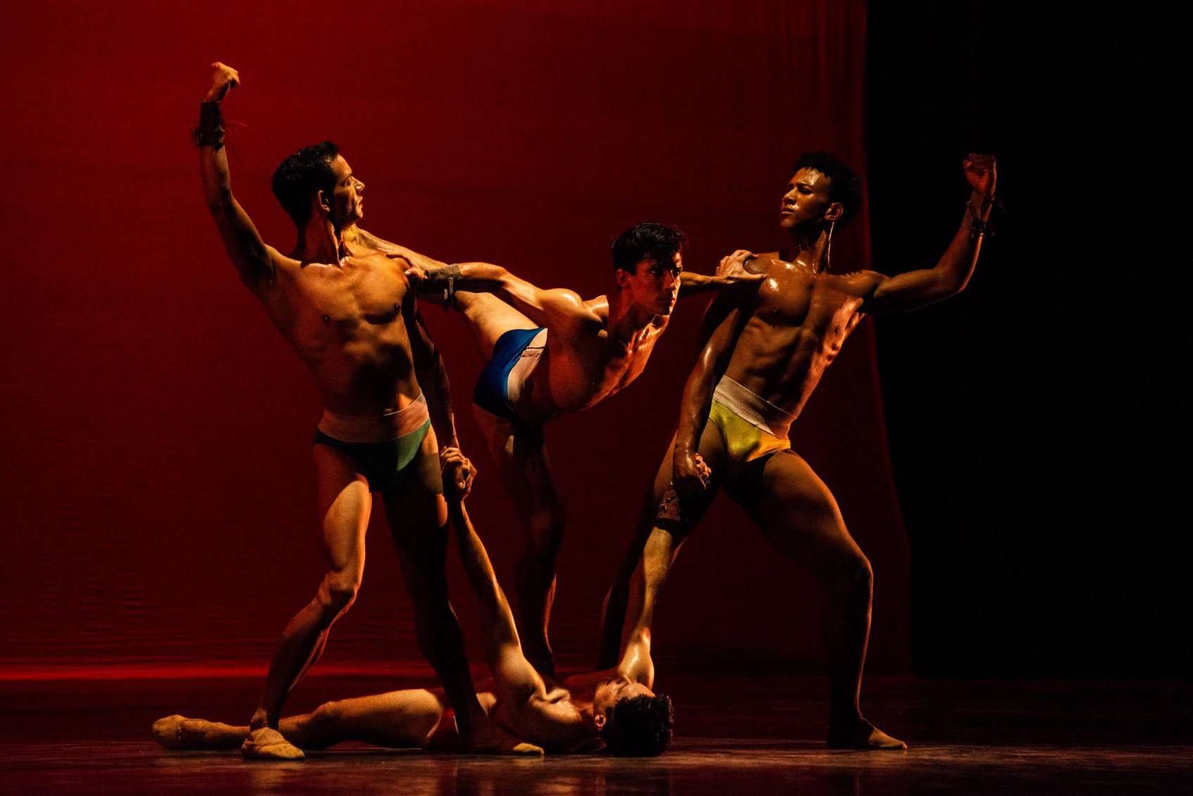 El Ballet Nacional de Cuba ilumina la Sala Avellaneda en homenaje a Fidel