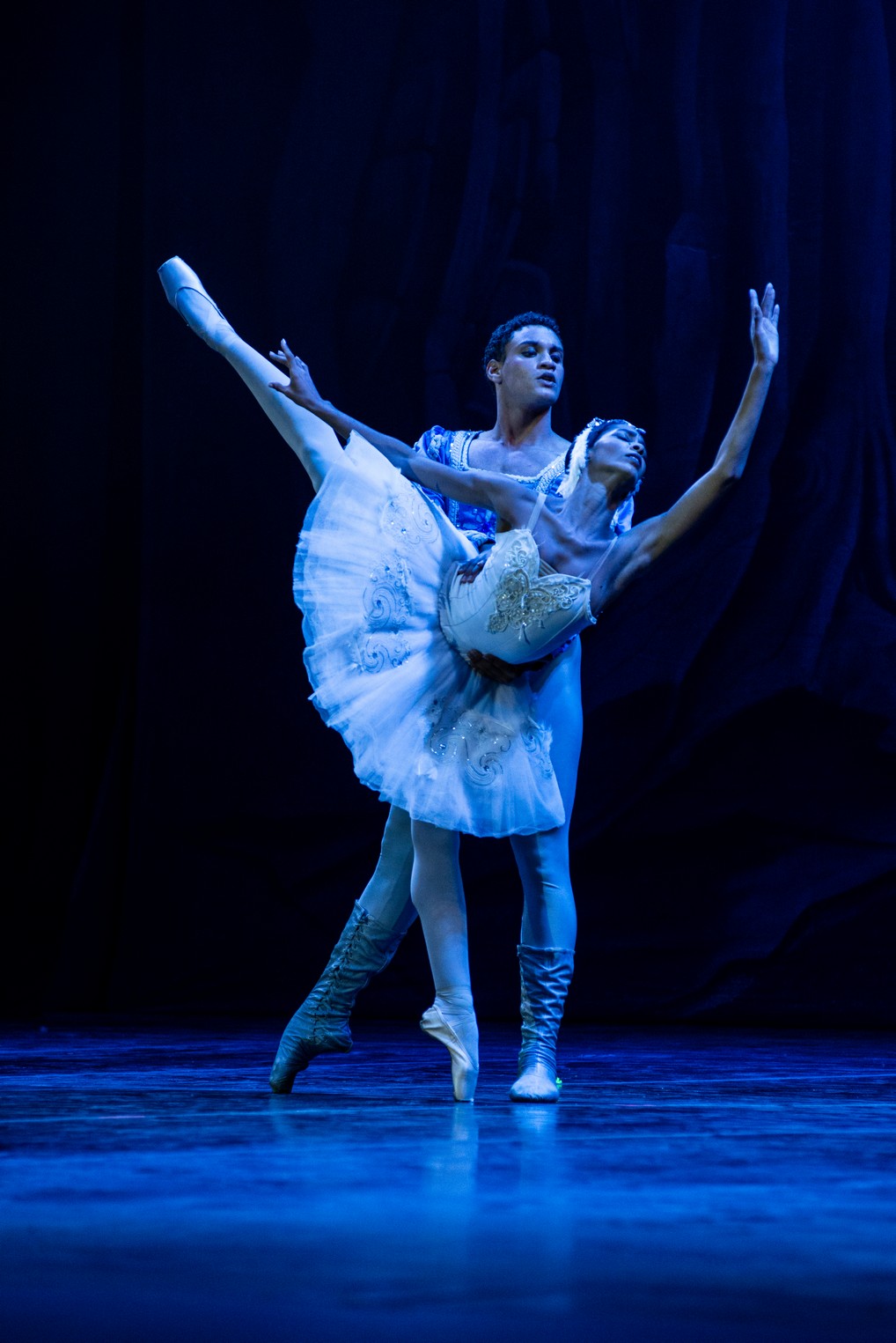 El Ballet Nacional de Cuba ilumina la Sala Avellaneda en homenaje a Fidel