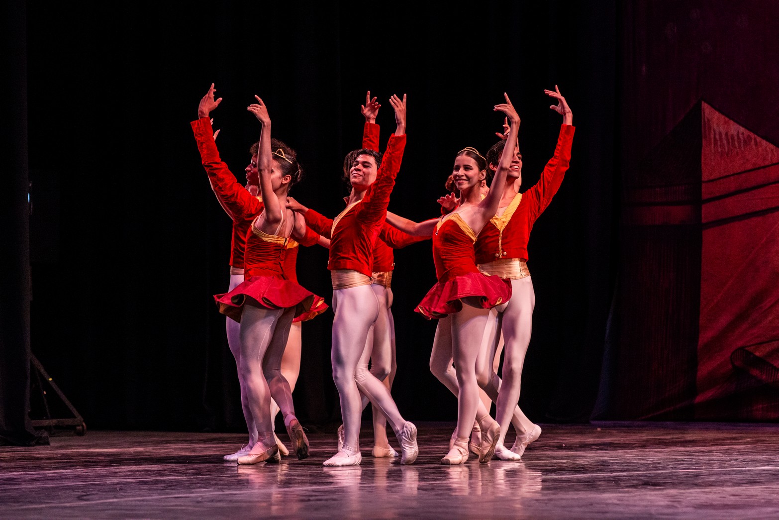 El Ballet Nacional de Cuba ilumina la Sala Avellaneda en homenaje a Fidel